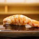 日本橋蛎殻町 すぎた - ◇車海老 ほんのりとレア感を残して、舌触りと食感で伝わるフレッシュさ。 大きくても不思議と収まる柔らかさに、香りと味をしっかり届けるシャリのアシスト。 さらっと握って魅せる江戸前の仕事。
