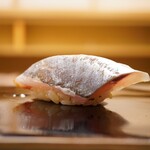 日本橋蛎殻町 すぎた - ◇鯵 敢えて中トロから繋ぐのは鯵。 厚みを持たせた身はキリッと冷ややかに、噛みしめるほどに浅葱がさっぱりと香りを広げ、"涼"が似合う旨さの一体感。