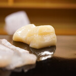 日本橋蛎殻町 すぎた - ◆帆立（北海道 野付） 歯の踏み込みが甘みを伝え、口当たり滑らかに鮮度を届ける天然もの。