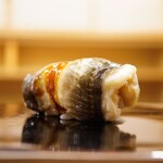 日本橋蛎殻町 すぎた - ◇穴子 数滴乗せた煮詰めは僅かな甘みとほろ苦い香りで穴子の味わいを引き立て、シャリと同化するほどに江戸前の旨さであふれる。 フォルムを裏切らない絶品の穴子。