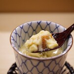 日本橋蛎殻町 すぎた - 穴子の旨味が滲み出たような旨さに満ちて、僅かに乗せた山椒が繋ぎ留めるように喉越しに味わいを伝える。