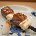 日本橋蛎殻町 すぎた - 一口に溢れる脂に響かせる柚子胡椒のえんみと香りが旨さを炸裂！ これぞ伝統の味に相応しい江戸前ねぎま。