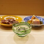 日本橋蛎殻町 すぎた - 酒の肴、三酒の神器。 手前はあん肝とペアリングさせる新正 陽乃鳥。