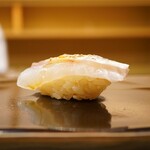 日本橋蛎殻町 すぎた - ◇真鯛 口に放り込んだ瞬間に抜群の香りが膨らみ、そのまま身の旨味と共にシャリの込み上げが合致すると異次元のおいしさへ！ 真鯛で今まで感じたことがない悶絶級の味にうっとり！！