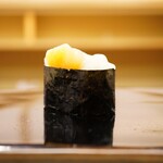 日本橋蛎殻町 すぎた - ◇小柱 軍艦 小柱の仄かな香りと共に海苔が磯感を添えて、シャリがそれらをしっかりと引き立てて澄んだ味わいを届ける。