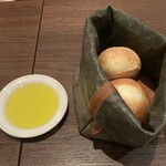 トラットリアプレッツァ - パンとオリーブオイル