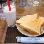 Cafe くも - 左ミルクシェイクのイチゴ300円、右ホットサンドのハムたまご400円