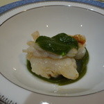 トゥ・ラ・ジョア - 生きたブロターニュオマールの菜の花ソース（エルブジのパスタマシーンで処理されています）