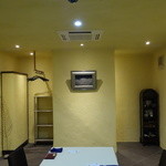 トゥ・ラ・ジョア - 大部屋は、杉を塗り込んだ漆喰です