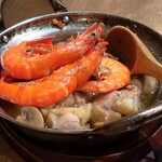 トリワイン ＰＩＫＯＳＨＨＨＵ - エビ 鶏 マッシュルームなどのアヒージョ
