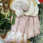 家系ラーメン 王道家直伝 との丸家 - 油身も美味しい。