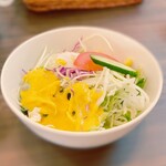 エベレストフード - セットのサラダを食べながらカレーの到着を待つ。