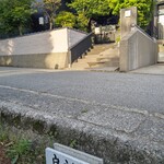 御料理 良所 - 駐車場から良所