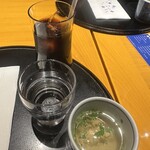 245297920 - セットのアイスコーヒーとスープ