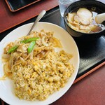 大龍飯店 - 豚バラニンニクチャーハン大盛りと半ラーメン。