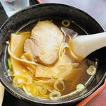 大龍飯店 - 半ラーメン。スープ付きは＋200円で半ラーメンに変更可能。