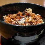 SHIBATORA - 炭焼き鶏丼は黒い色の深い丼に入っています