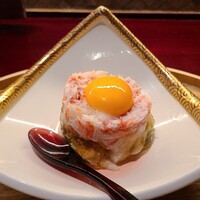 日本を食す 引算 - ①山芋&オクラ&茗荷&豆苗のベース、土佐酢ジュレ、紅楚蟹(べにずわいがに)の3層仕立て、卵黄載せ
                    引き算という店名なのに、初っ端から主張の強い足し算のお料理で首を傾げる