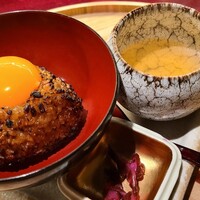 日本を食す 引算 - ⑭焼きおむすび、卵黄載せ⑮鶏出汁⑯柴漬け胡瓜
                      最初はプレーン、次に卵黄を絡めて、最後は鶏出汁を掛けてお茶漬けで頂きました