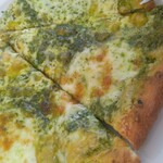 イタリアンレストラン トリコローレ - バジルとモッツアレラのピザ（ハーフ）