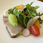 Restaurant Koo - 「藁焼き鰤」…一緒に新玉ねぎとブロッコリー 、ミニトマト、下にはいしるのソース