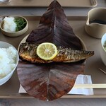 九十百千 食堂 - 鯖の炭火焼き定食(包んである葉っぱの爪楊枝を取った所)