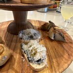 anchoa - 鰯の酢漬け、黒オリーブのペースト、羊のチーズ