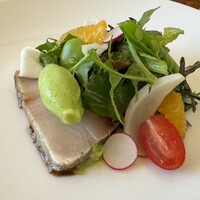 Restaurant Koo - 「藁焼き鰤」…一緒に新玉ねぎとブロッコリー 、ミニトマト、下にはいしるのソース
