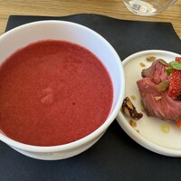 Restaurant Koo - 苺や王様トマト、グリオットチェリーを使ったスープ
                    、横には苺、北十勝シャロレー牛のローストビーフ、スライスされたナッツ、