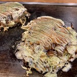 Okonomiyaki Omoni - 兵動スペシャル(¥1600) - 豚・烏賊・海老・スジ・油カス・ちくわ・玉子。肉も魚介類もたっぷり入った具沢山のお好み焼きです。食べごたえ十分でとても美味しかったです。あと商品名の癖が強い。
