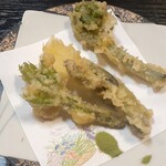 Hyouroku dama - 旬の山菜天ぷら4種茶塩仕立て‥