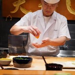 天寿し - エンガワに大葉忍ばせ、仕上げのカボス