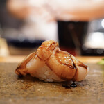 天寿し - 生の帆立にツメ　大ちゃんの握り