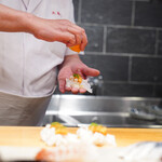 天寿し - 烏賊に木の芽とトビコを乗せ、カボスを絞る