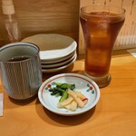 日本橋とんかつ 一 - 香物、ウーロン茶