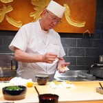 天寿し - 仕上げの化粧は錦胡麻をハラリと