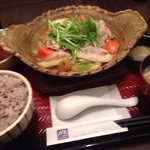 大戸屋 - 四元豚と たっぷり野菜の 蒸し鍋定食(¥830) 五穀ごはん
