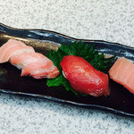 Uoteru Sushi - 「八尾にお寿司屋さんを」というお客様のお声かけからから生まれた記念すべき店舗【魚輝すし 八尾店】鮮度抜群の魚介類は、スタッフが日々、本社直接卸部まで足を運び材料を吟味し、より美味しい、お寿司を召上って頂きたいと日々奮闘しております。
