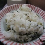 Wagokoro Tonkatsu Anzu - お弁当の最初のご飯は季節のご飯、この日は高菜のご飯でした。
      
       季節のご飯は最初だけですが２杯目からは白御飯か雑穀御飯のお替りができます。
      