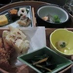 Wagokoro Tonkatsu Anzu - メインの鉢にはトンカツ屋さんとは思えない身体に優しい野菜中心の料理が並びます。
      