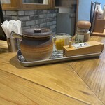 Niigata Katsudon Tarekatsu Jimbou Chousuzurando Oriten - テーブル調味料