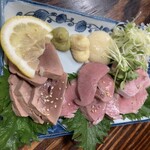 やきとん 泰希 - 肉刺し3種盛り・レバ、ハツ、タン(880円)
