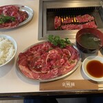 京城園 - 焼肉大盛定食1530円
            （キムチ・わかめスープ付き）
