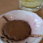 カフェ アキッサ - ドリンクに付いてきたシナモンクッキー。