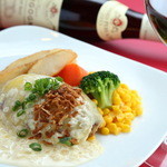 レストランせんごく - 料理写真:せんごくのチーズハンバーグはワインとの相性が抜群！お酒の種類も今年から増えましたのでぜひご賞味くださいませ。