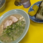 味心 - 塩とんこつラーメン　680円　　おにぎり　220円