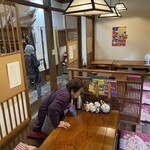 Sushi Sakana Dokoro Ajiro - 年配の客も目立つ 平日の開店直後