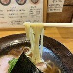 彩哲 - 透明感のある高加水のつやぷる麺です。平打ちなのも珍しいです✩.*˚