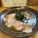 Isato - こちらは相方さんの肉醤油！通常の醤油ラーメンよりも倍のチャーシュー入り。