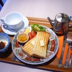 Cafe SHUKRA - 平日11：30までのモーニングサービス。お好きなドリンク+200円でトースト、ヨーグルト、ミニサラダ、自家製スープが付きます。